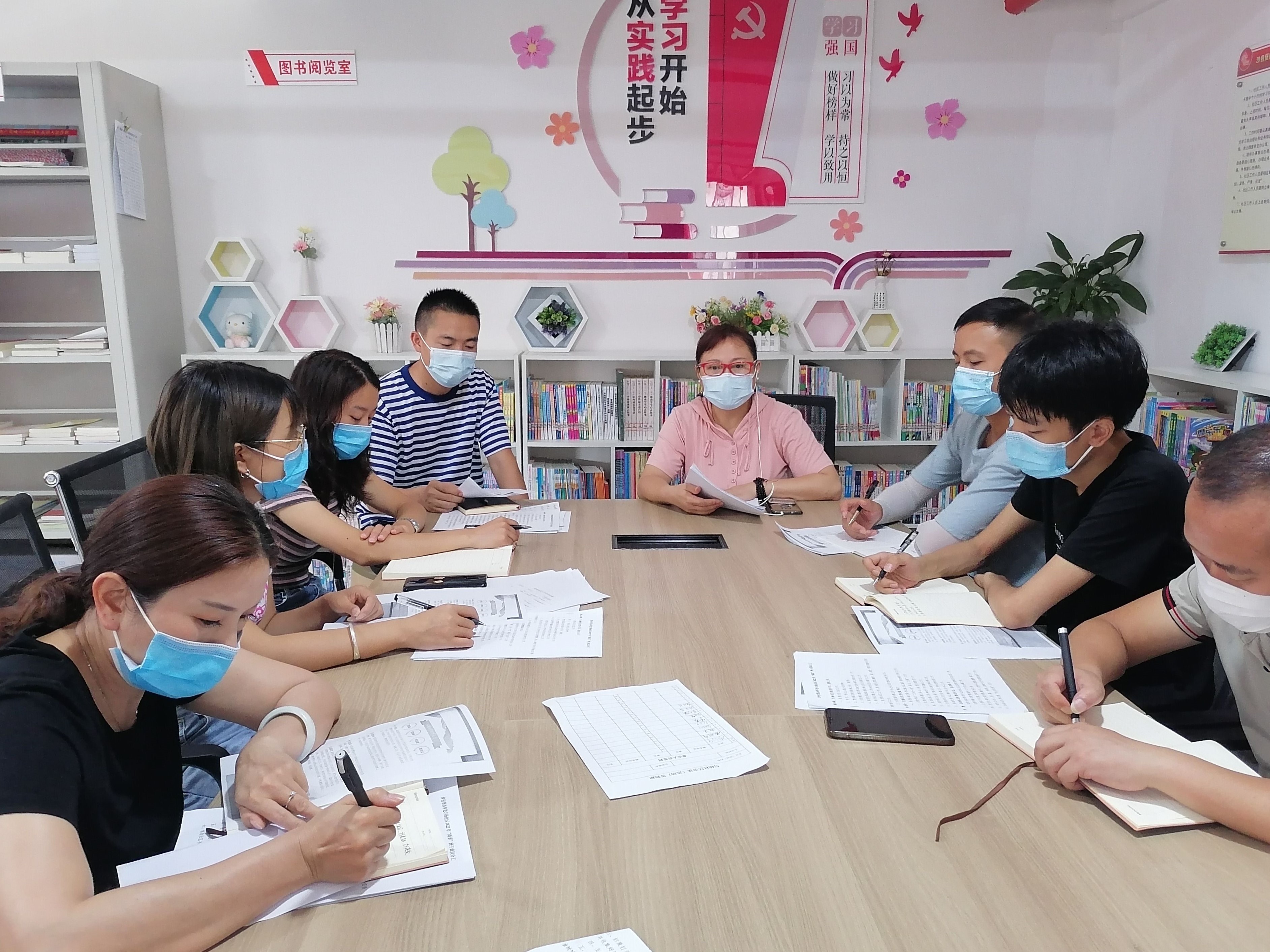 组织社区干部集中学习.jpg