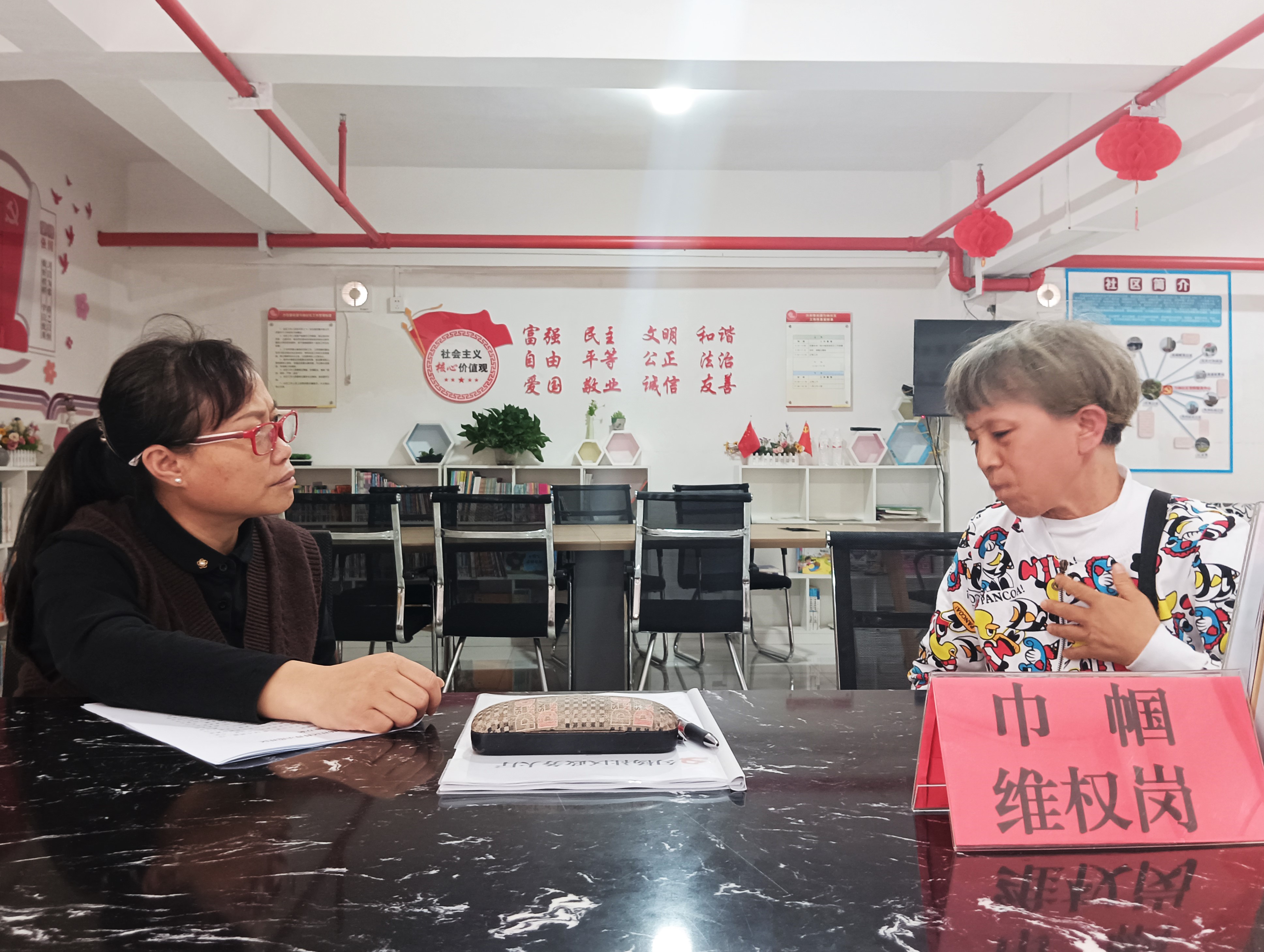 耐心听取群众诉求.jpg
